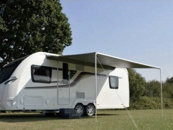 Twin-axle caravan with roll-out awning